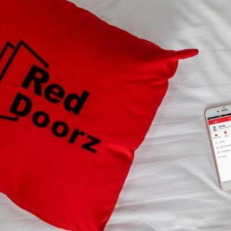 Hotel Reddoorz At Siwalankerto Surabaya Esterno foto