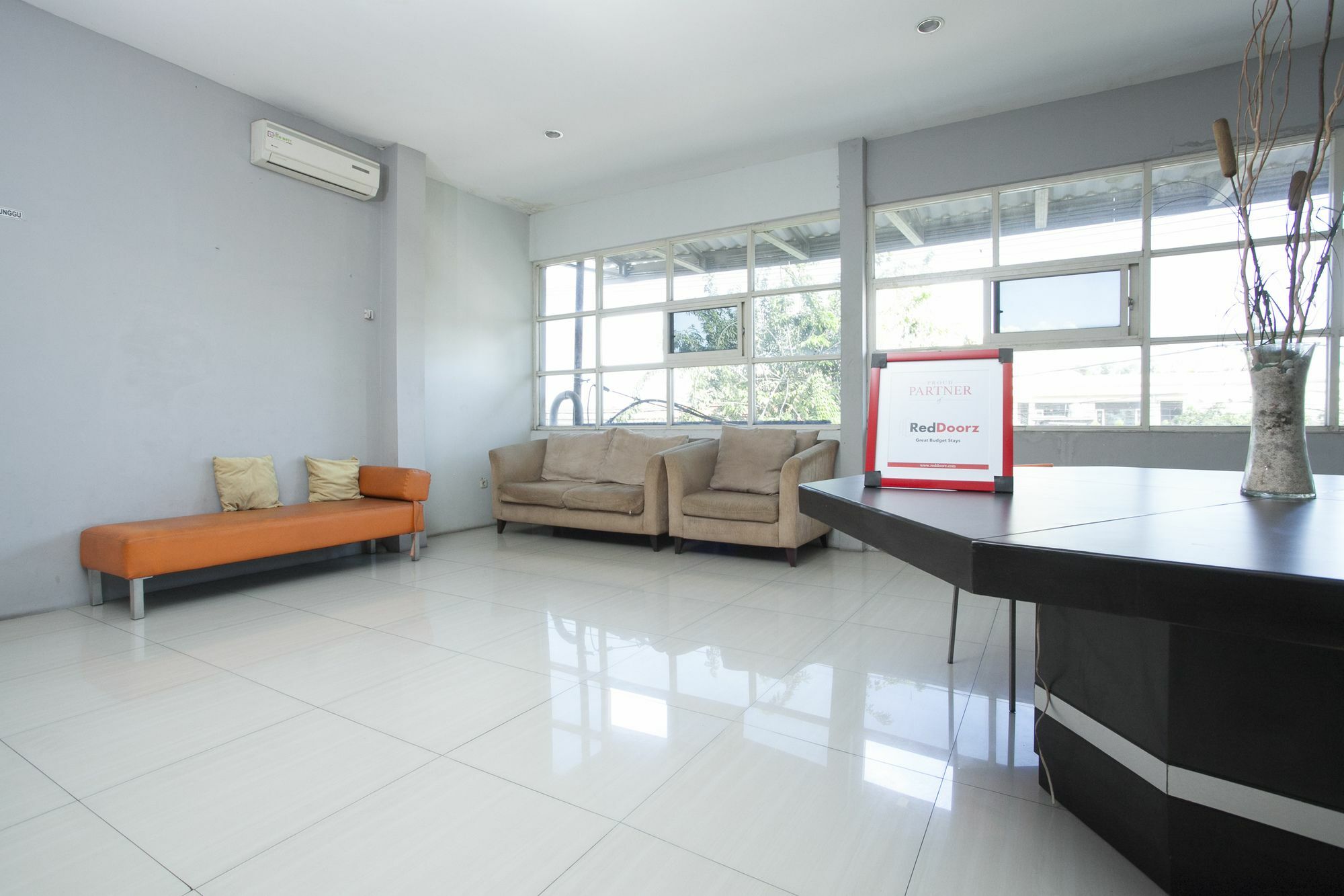 Hotel Reddoorz At Siwalankerto Surabaya Esterno foto