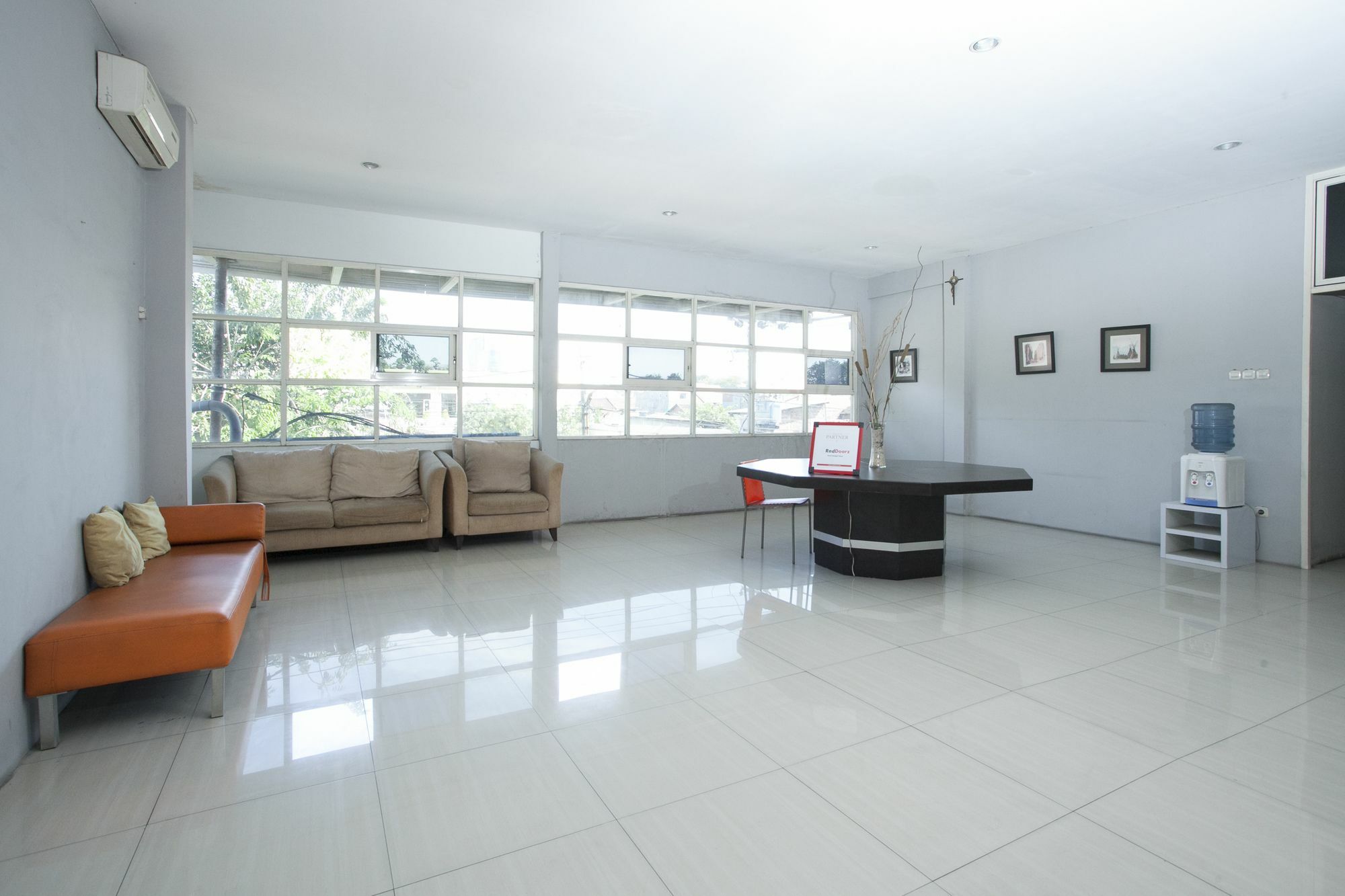 Hotel Reddoorz At Siwalankerto Surabaya Esterno foto