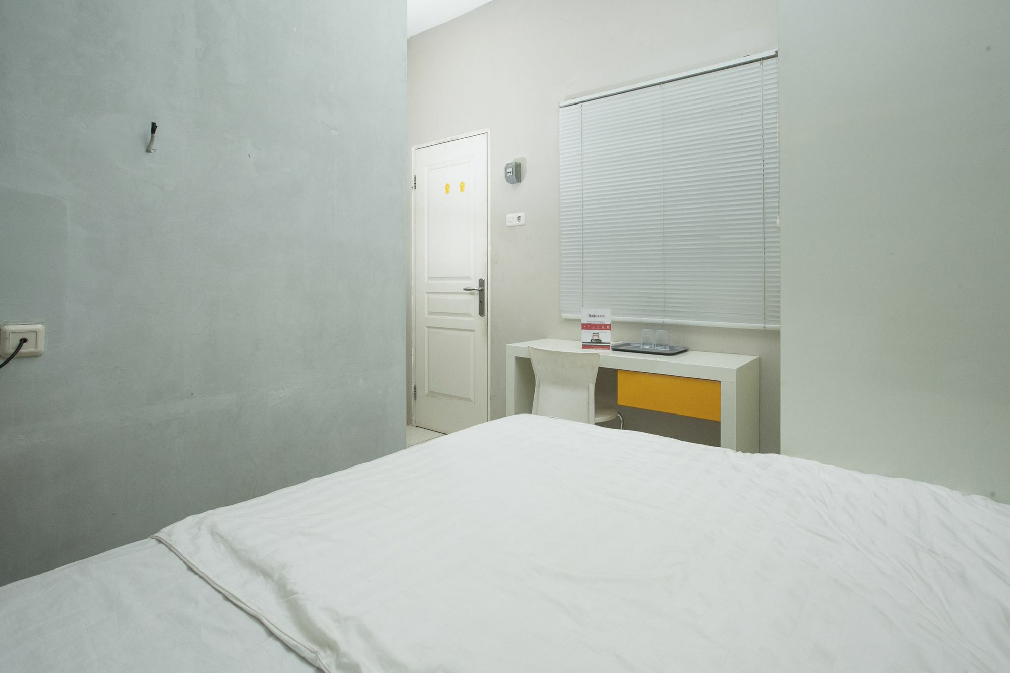 Hotel Reddoorz At Siwalankerto Surabaya Esterno foto