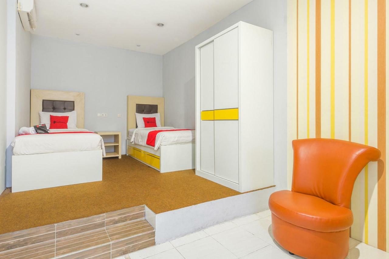 Hotel Reddoorz At Siwalankerto Surabaya Esterno foto
