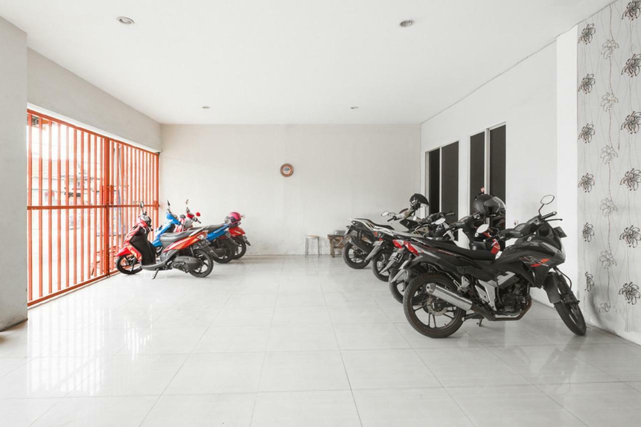 Hotel Reddoorz At Siwalankerto Surabaya Esterno foto