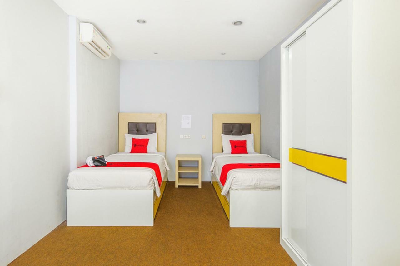 Hotel Reddoorz At Siwalankerto Surabaya Esterno foto